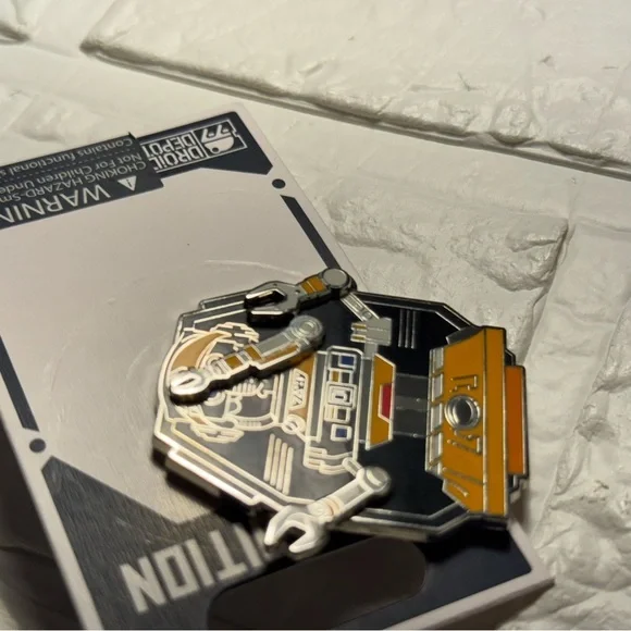 New Disney Pin Star Wars Galaxy's Edge Droid Depot RX -24 - Picture 9 of 9